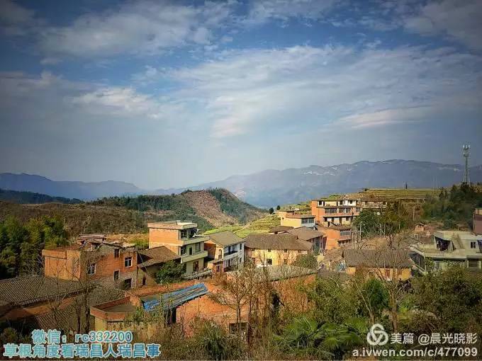 一条路通向一个古老遥远又美丽的村庄，这是瑞昌泥塘山