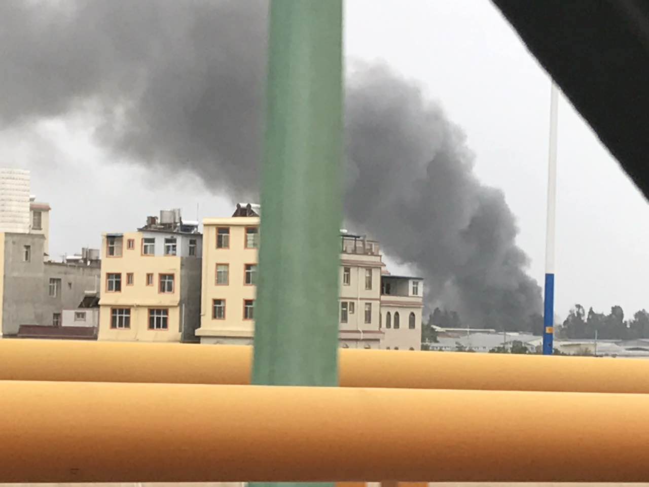 突发：官渡区彩云中路西波村路口一厂房起火，暂无人员被困