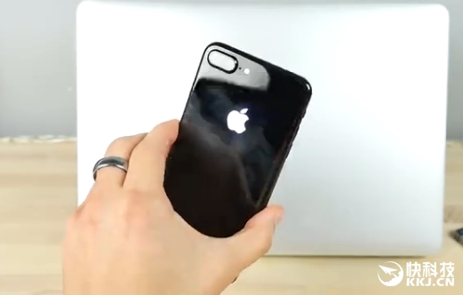 iPhone 7亮黑后背Logo发亮后...绝美！