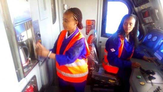 外媒：肯尼亚第一次拥有女火车司机 她们都在中国培训