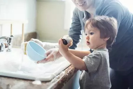 宝宝从小做家务，未来收入高两成！