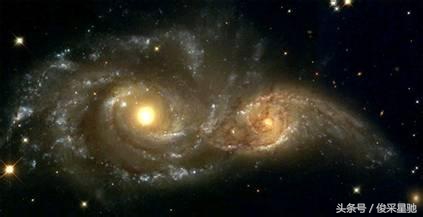 它距地球3.35亿光年，与之相比，银河系连个毛不都算