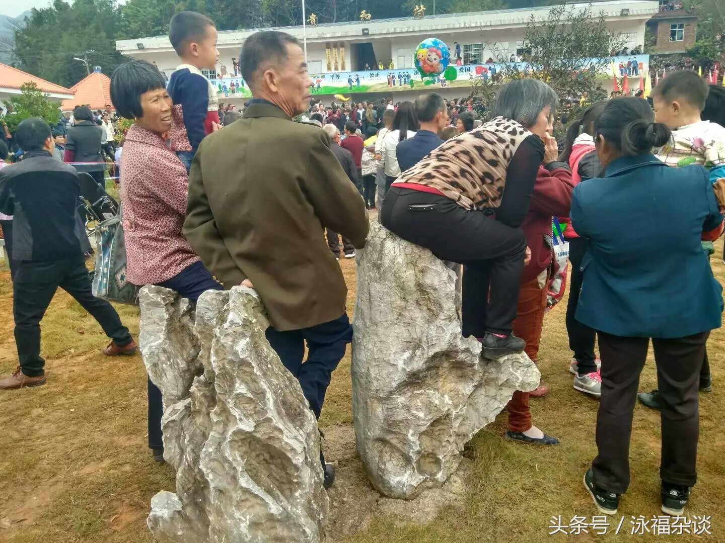 上杭官庄2017三月三畲族文化节看戏人百态照