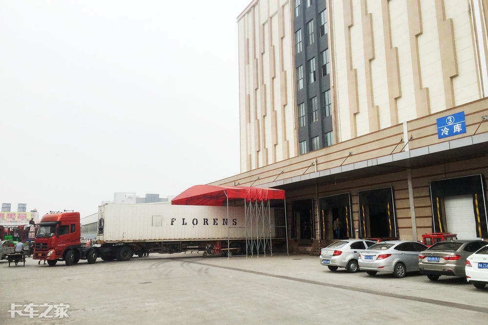 押車賣貨隨處可見 實(shí)地探訪成都水果市場(chǎng)早市