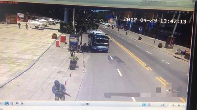 重庆COSer穿迷彩服持仿真枪参加活动！被警察处罚