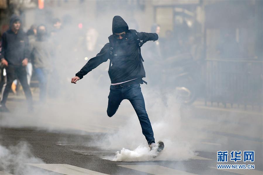 法国民众抗议大选首轮结果