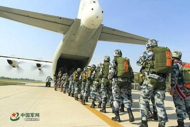 运输航空兵组织跳伞训练