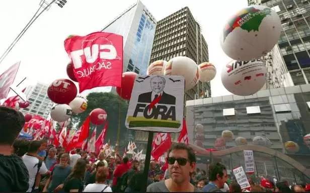 里约民众五一示威游行，劳动者在劳动节大呼罢工！