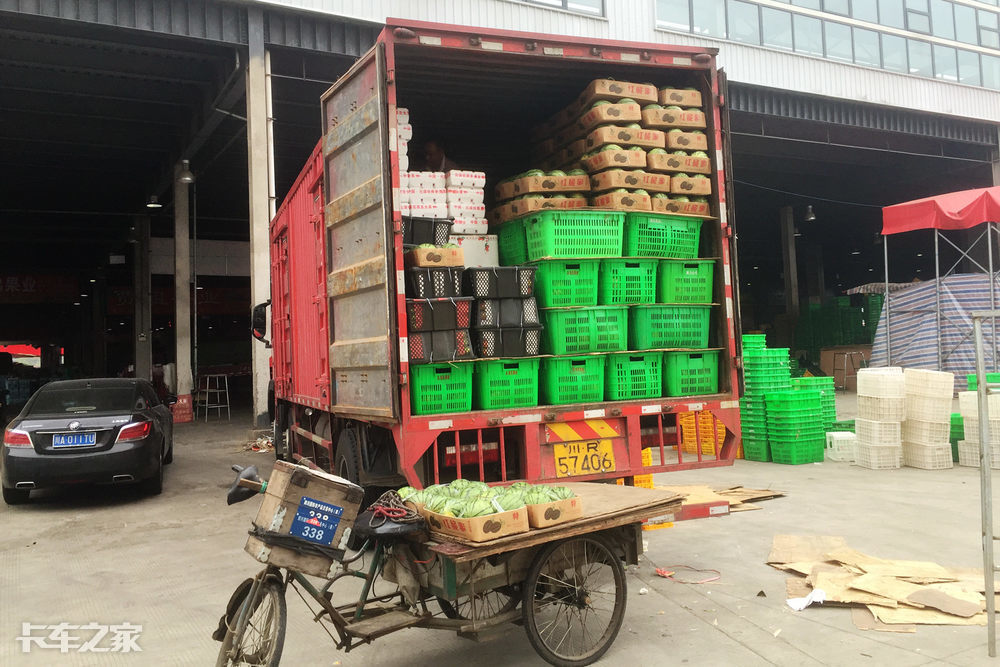 押車賣貨隨處可見 實(shí)地探訪成都水果市場(chǎng)早市