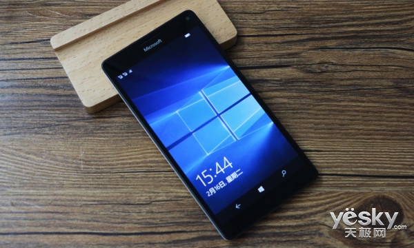 空气简洁商务接待韵味 Lumia 950 XL外型测评