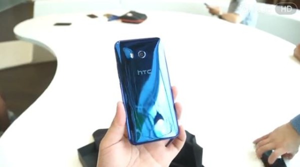 HTC U11真机里手 五彩缤纷夹层玻璃外壳美炸了