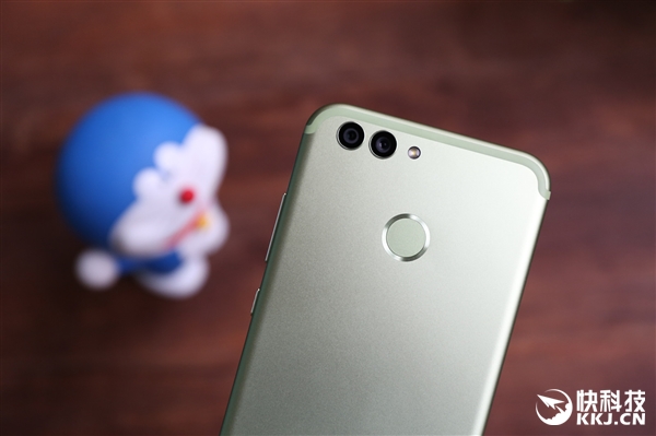 HUAWEI nova 2先发拆箱图赏：迷人的超薄双摄像头