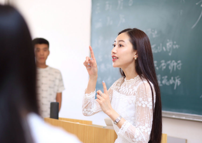 90后大学美女老师，上课时候严谨有加下课是学生的好朋友