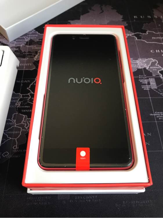 骚红的nubia Z17mini不张扬拆箱，手机上很漂亮还划算