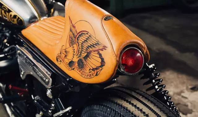 一辆有刺青的复古时尚改装摩托车