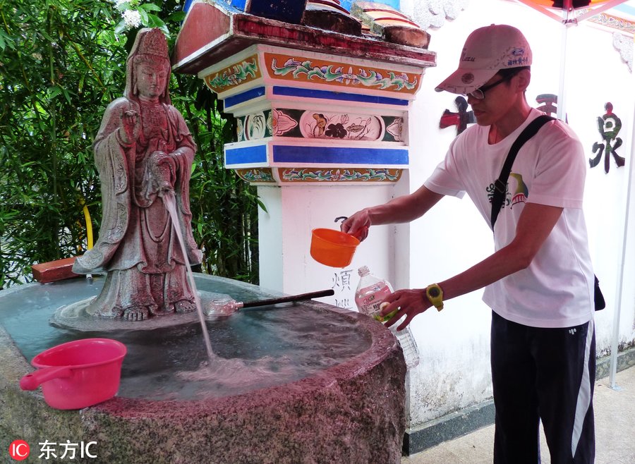 台湾民众端午节打"午时水" 彰化县甘露泉排起"水桶长队"