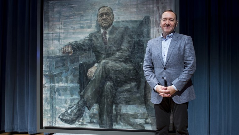 史密森尼国家肖像画廊展出“木下总统”，凯文·史派西与其合影