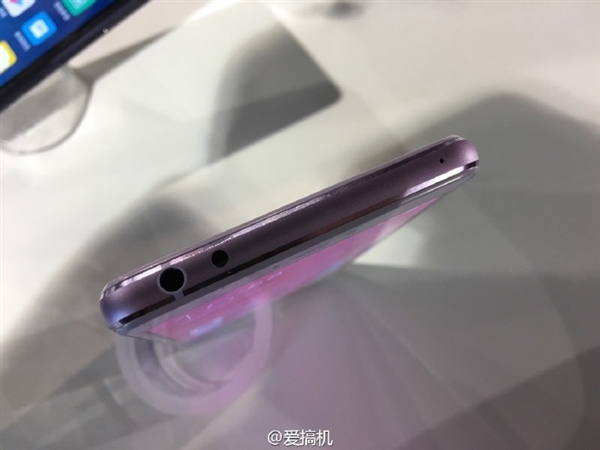 小米手机4s店图赏:1699元 女王款颜值高
