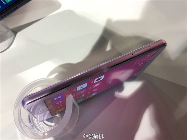 小米手机4s店图赏:1699元 女王款颜值高