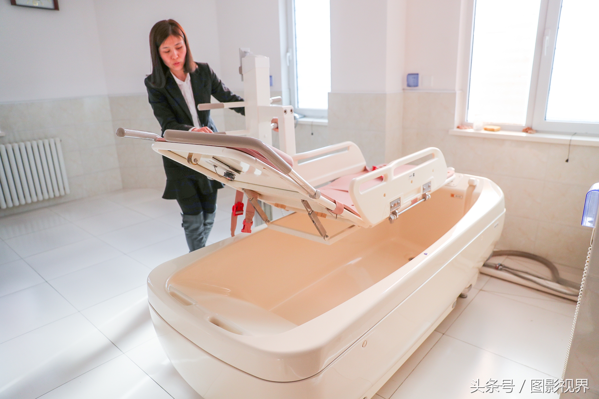 老年公寓现日本助浴神器，专供失能老人泡澡洗浴，每台40万全国仅三台