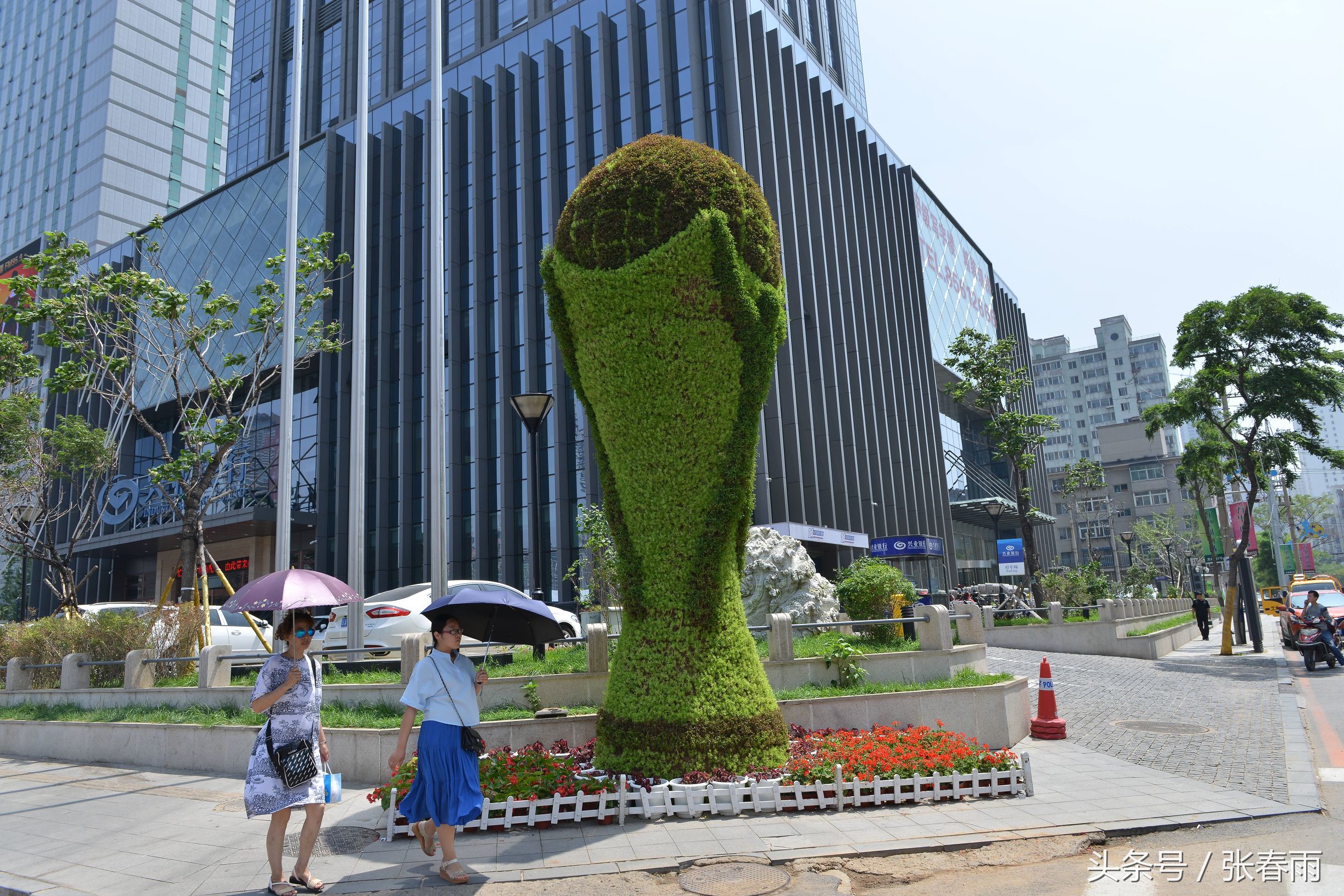 2018世界杯足球绿色(沈阳街头布置绿色立体“巨型世界杯” 足球元素氛围浓)