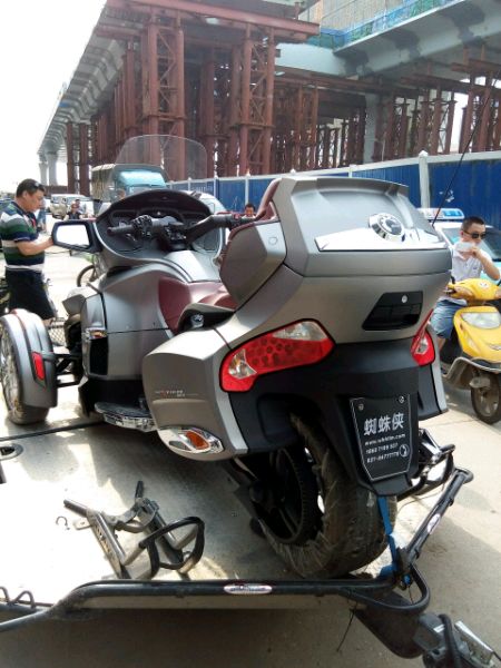 路遇30万庞巴迪倒三轮摩托车，回头率爆表，不能上牌