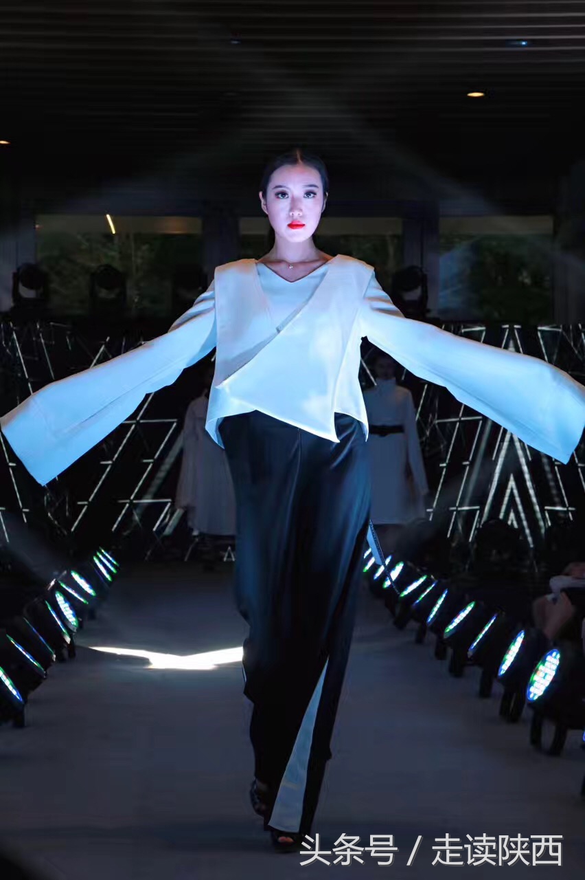 图文 陕西大学生服装设计毕业展 高颜值女学生模特t台走秀比明星更惊艳 身材尤其好 高颜值女装走秀模特 Www Bagua5 Net