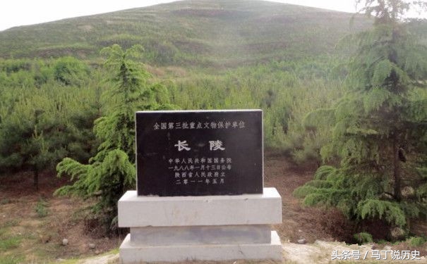刘邦帝陵与项羽荒凉墓地对比，一座依山傍水，一座荒草丛生，成王败寇