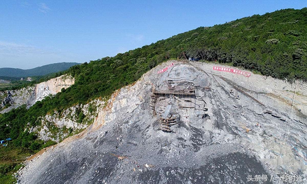 Our country's biggest hill body head is statuary horizontal sky is born, a nostril can hold more than 10 people