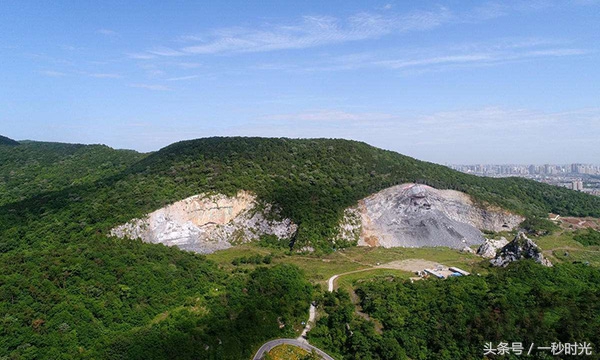 Our country's biggest hill body head is statuary horizontal sky is born, a nostril can hold more than 10 people