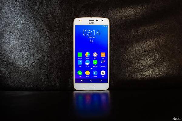 好久没玩过摩托手机了,上手 Moto Z2 Play 感受大不同