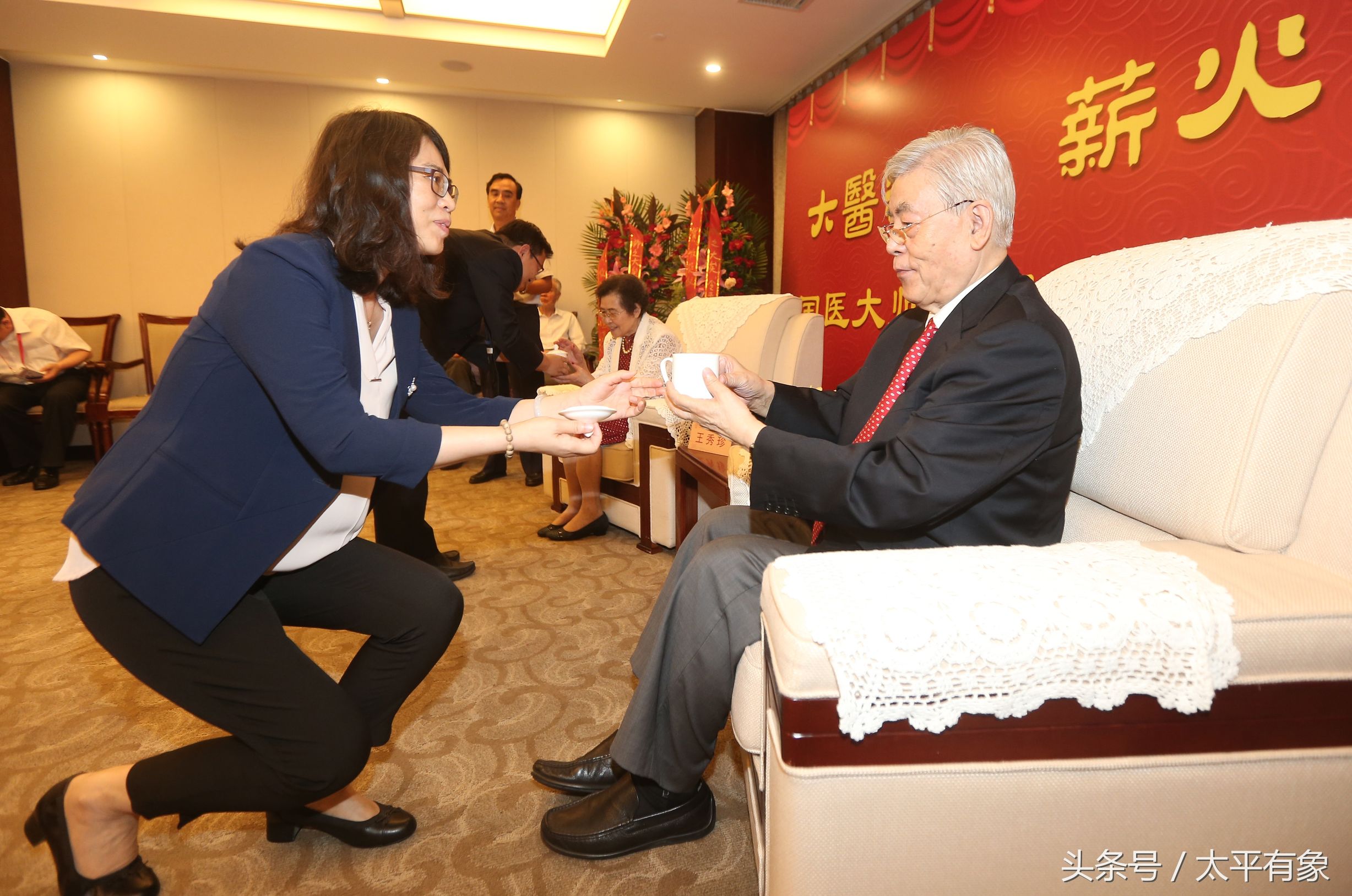 弟子奉茶行禮 年逾八旬老同學(xué)見證 晁恩祥教授喜收愛徒