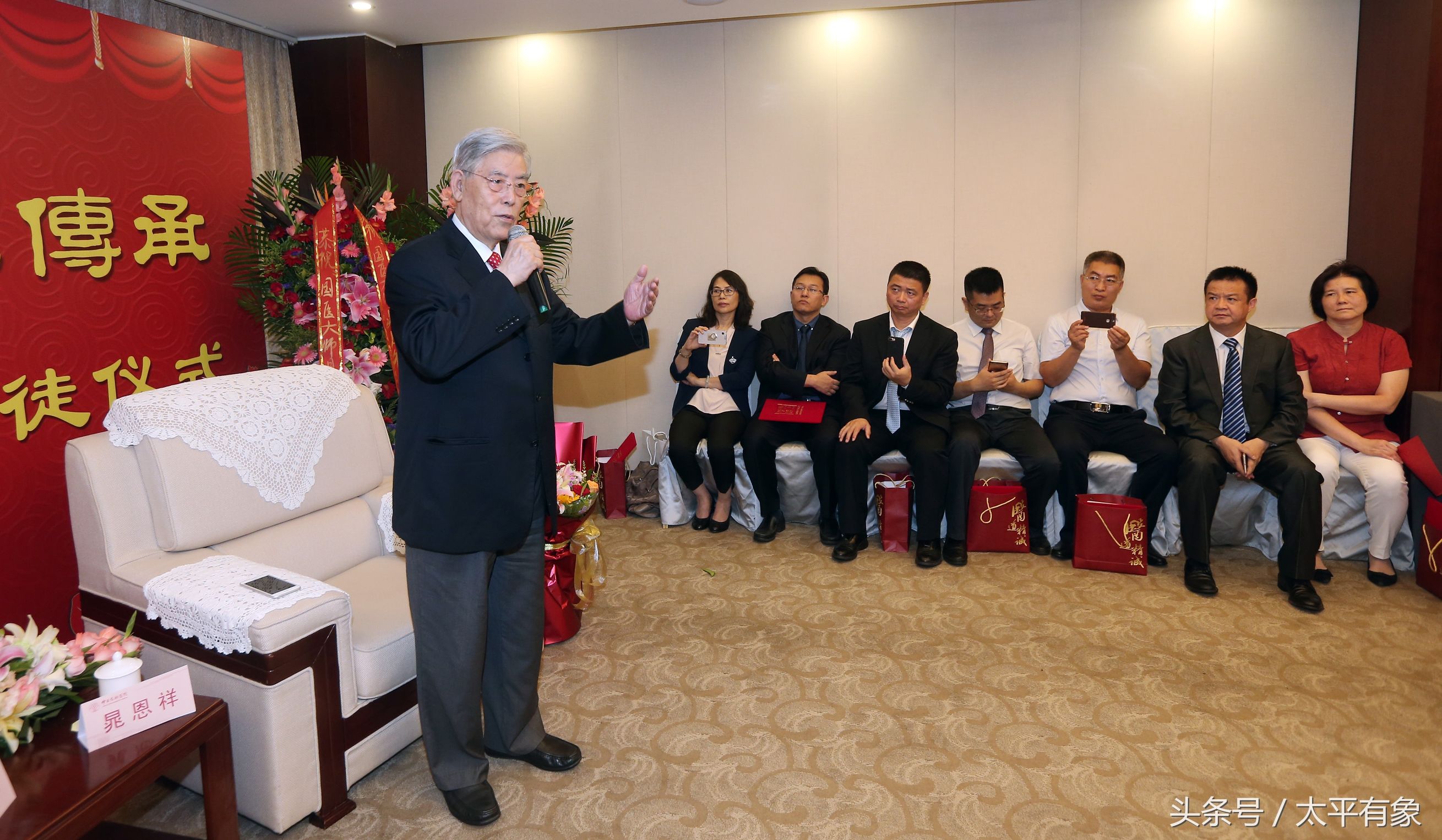 弟子奉茶行禮 年逾八旬老同學(xué)見證 晁恩祥教授喜收愛徒