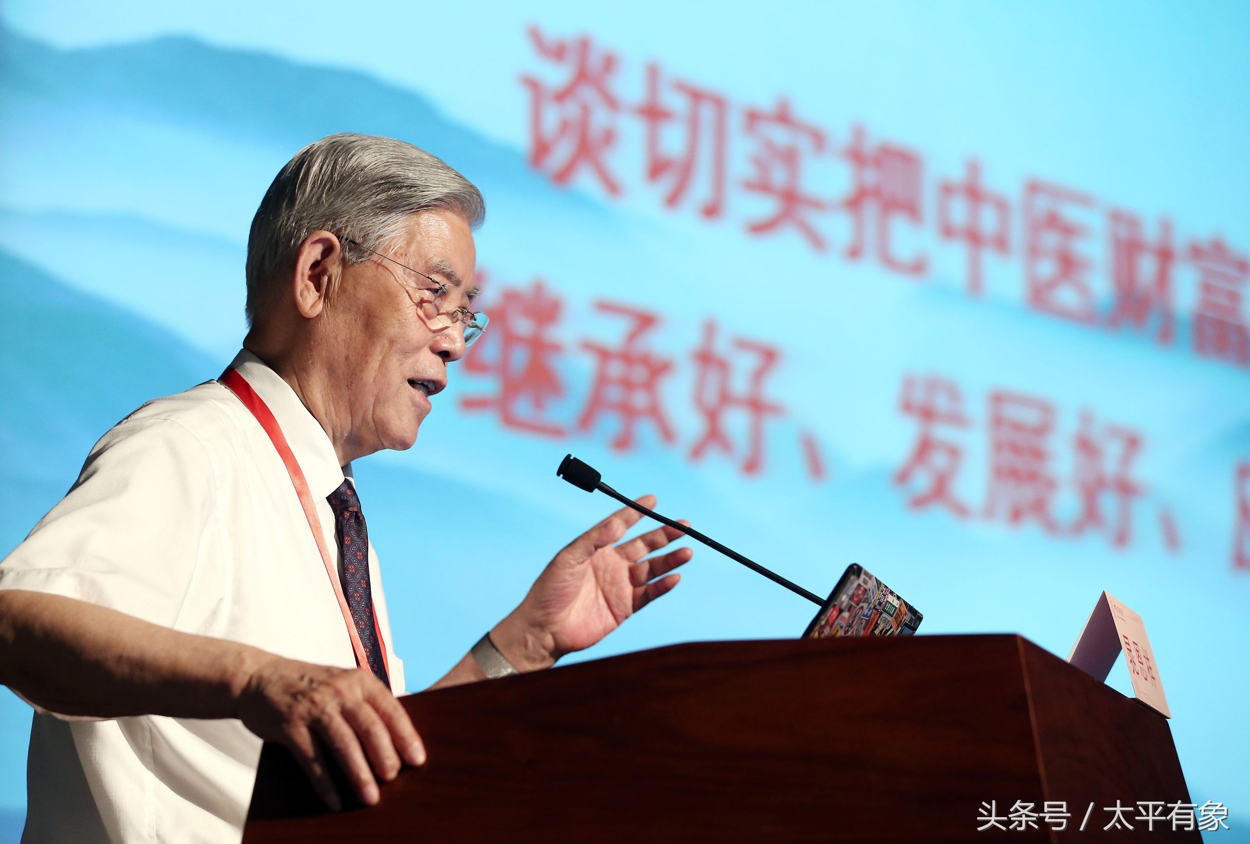 弟子奉茶行禮 年逾八旬老同學(xué)見證 晁恩祥教授喜收愛徒