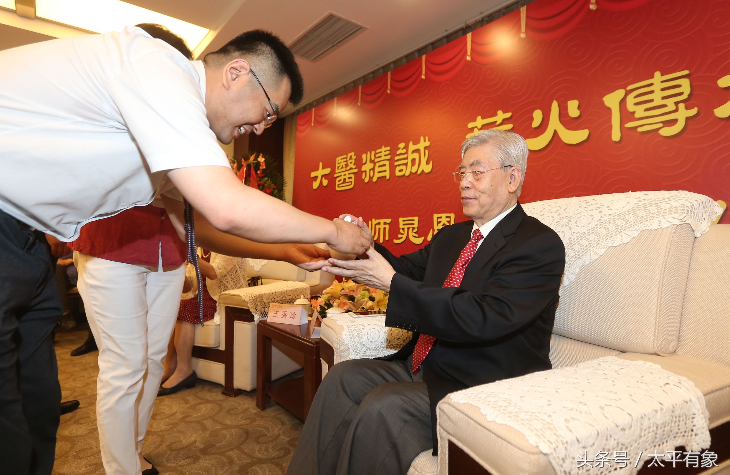 弟子奉茶行禮 年逾八旬老同學(xué)見證 晁恩祥教授喜收愛徒