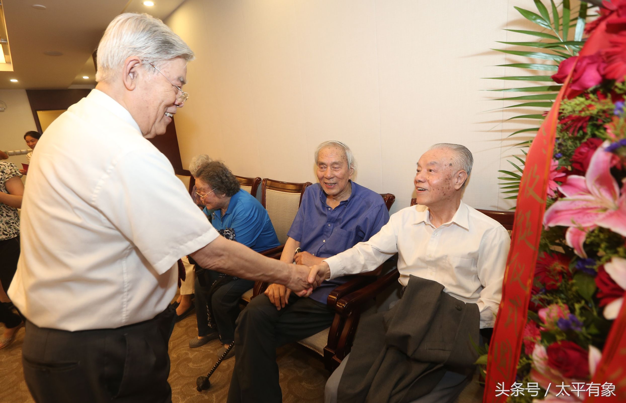 弟子奉茶行禮 年逾八旬老同學(xué)見證 晁恩祥教授喜收愛徒