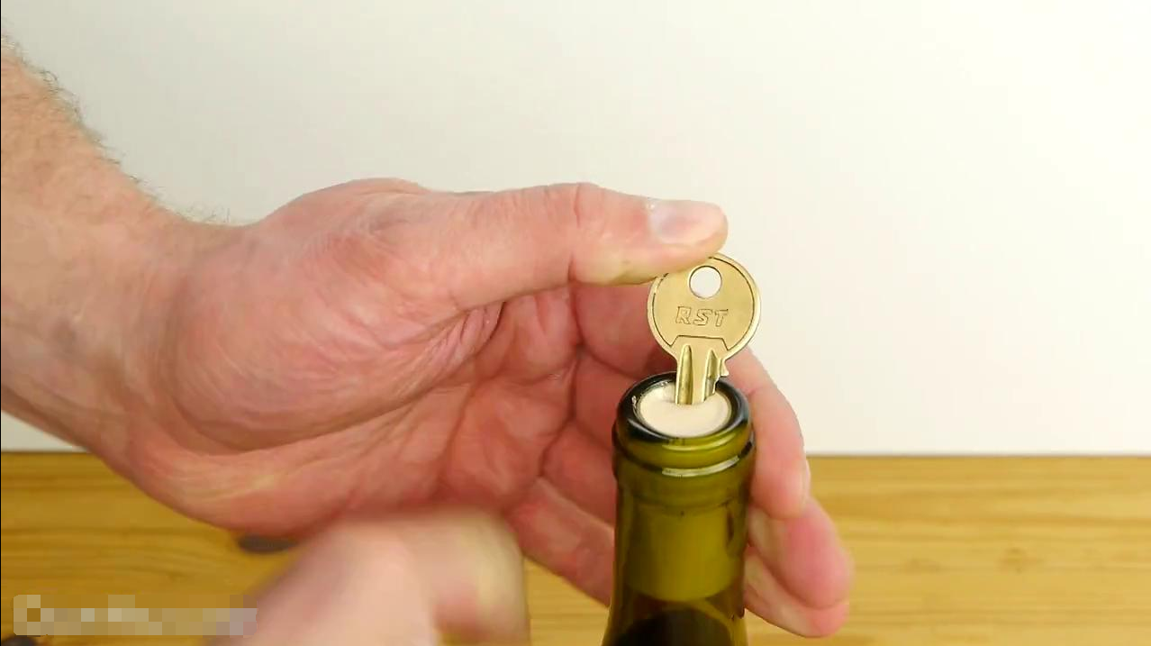 揭秘不用开瓶器就打开红酒瓶的办法，非常好用！