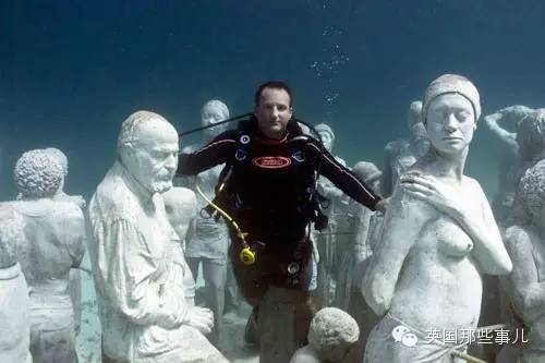 这哥们玩了20年的潜水..在海底雕出了一整个兵马俑...