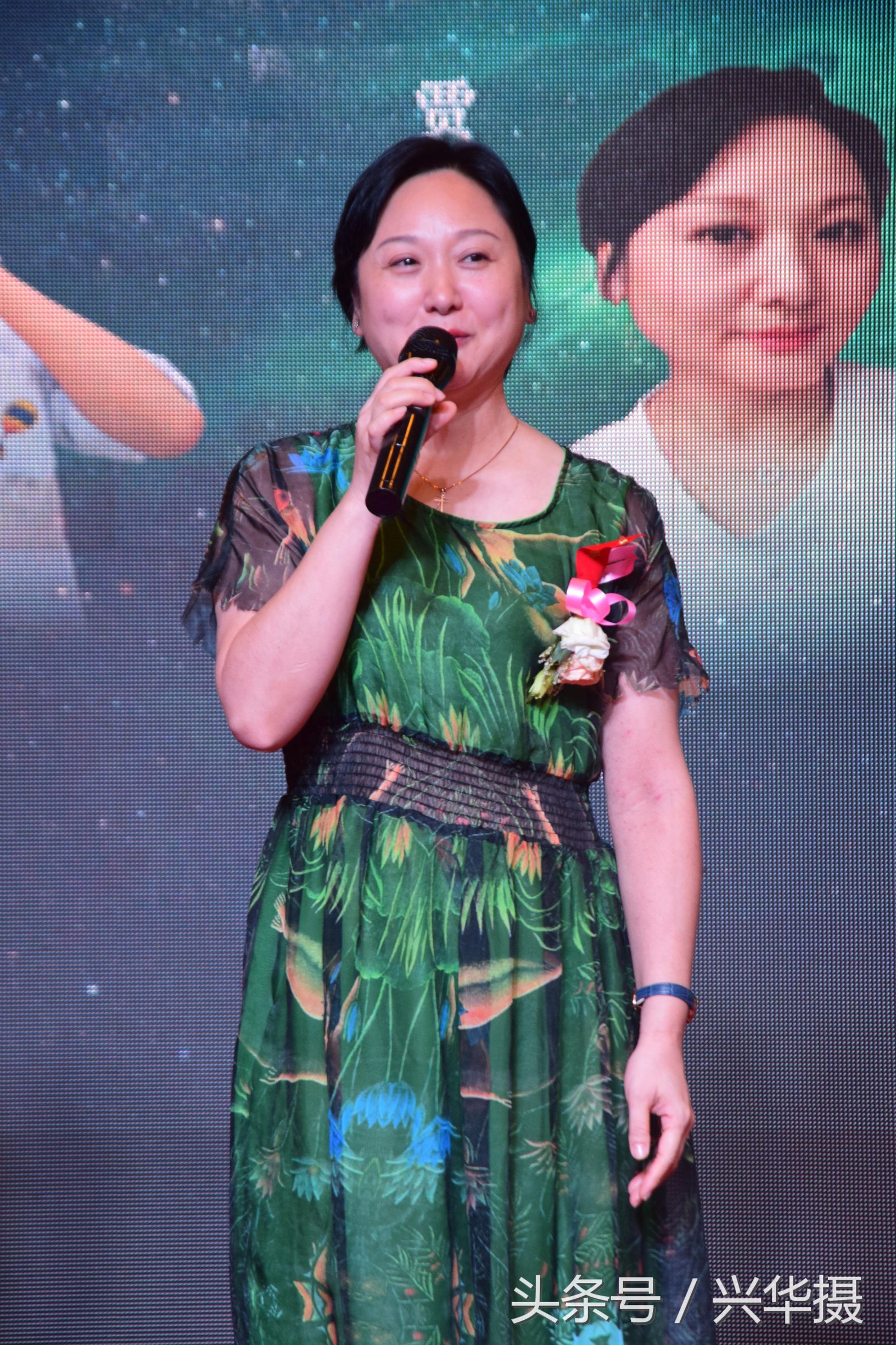 如来扮演者郝一平牛诗诗扮演者赵婉娇为电影拍摄基地揭牌.