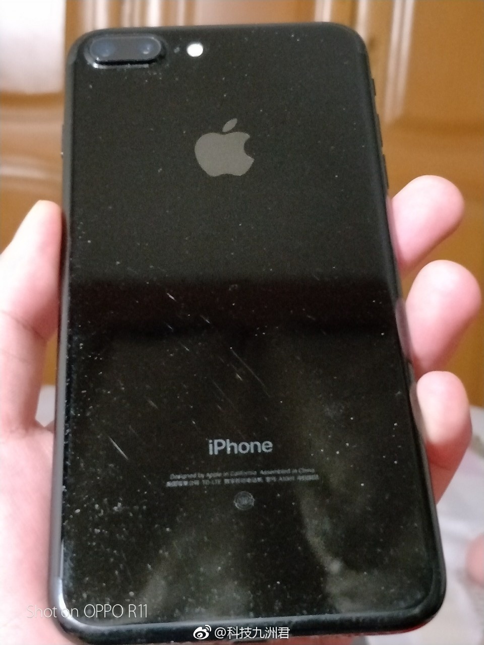 苹果iPhone 7亮黑超级变身夜空版！戴套也防止不上刮痕