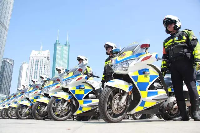 深圳交警铁骑队授旗上路!