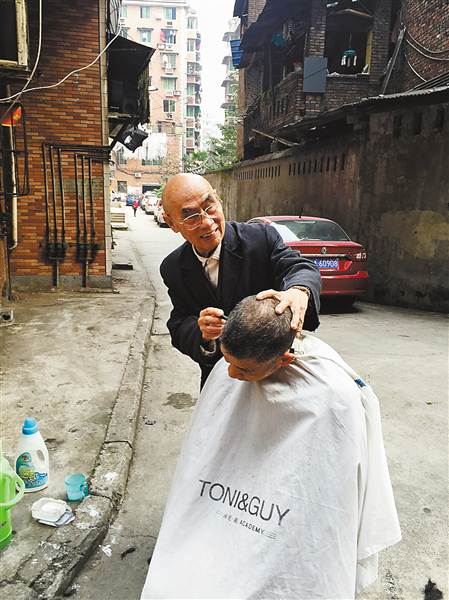 八旬老人是居民心中最美理发师