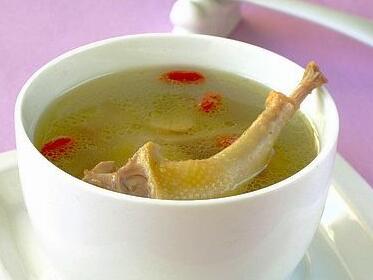 「食疗药膳」中气虚弱、体倦乏力？试试黄芪枸杞乳鸽