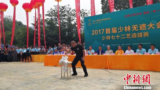 释永信观战少林七十二艺决赛 参赛者二指倒立