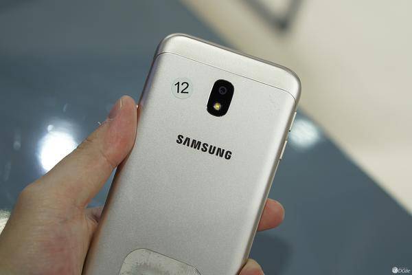 三星发布新手入门手机上 Galaxy J3 2017：除开外置柔光灯也有 NFC