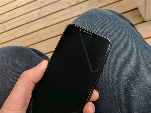 iPhone 8大量高清真机里手图 两面夹层玻璃？