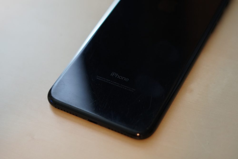 而言一说亮黑iPhone 7的身上刮痕的故事