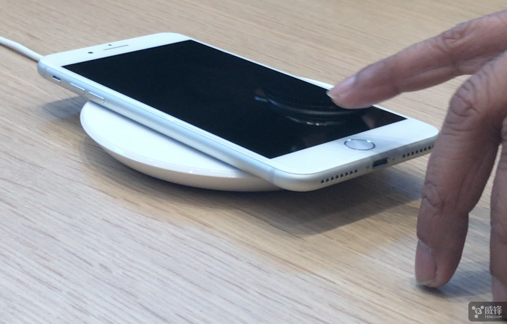 威威入门苹果iPhone X真机：如丝一般丝滑