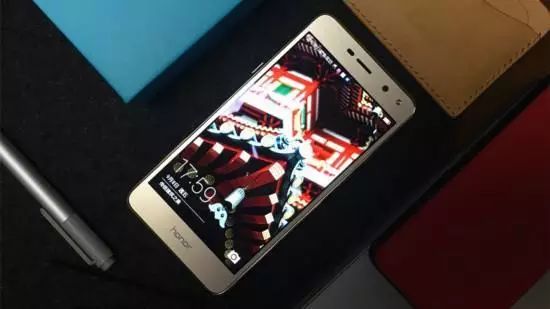 超强续航 前置柔光自拍 599元荣耀畅玩6评测