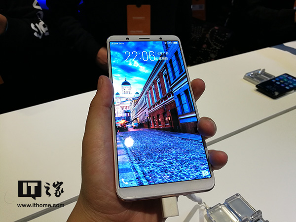 迈向线下推广的全屏手机：vivo X20当场实拍视频